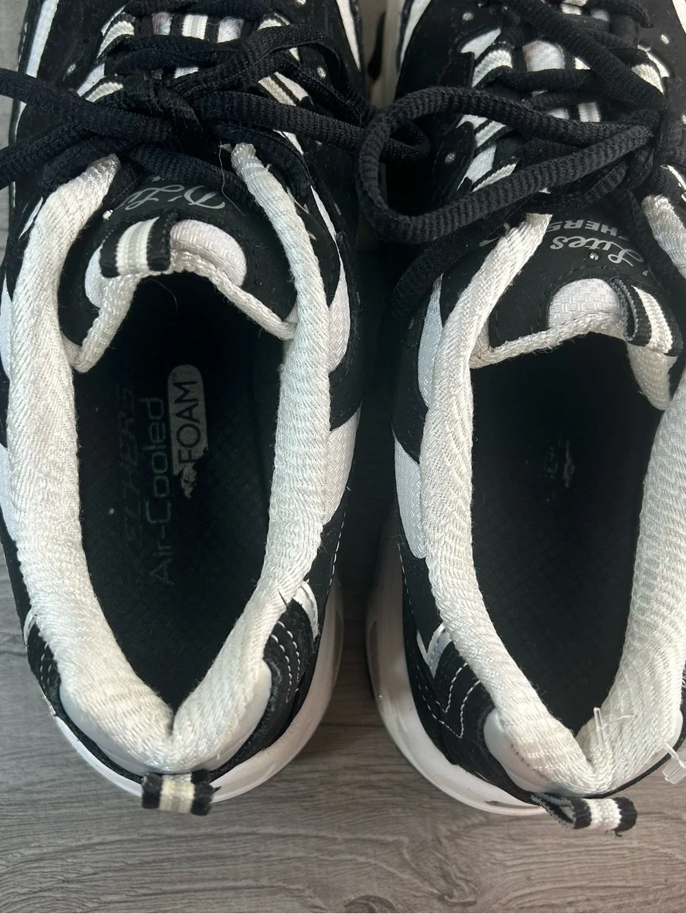 Skechers D’Lites  Women’s Black and White Athletic Sneakers Shoes Comfort Size 9